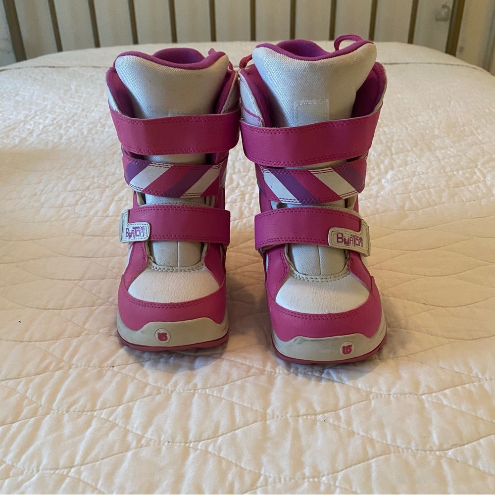 Girls size 2 Burton Snowboard Boots, Gloves & Hat size small. New